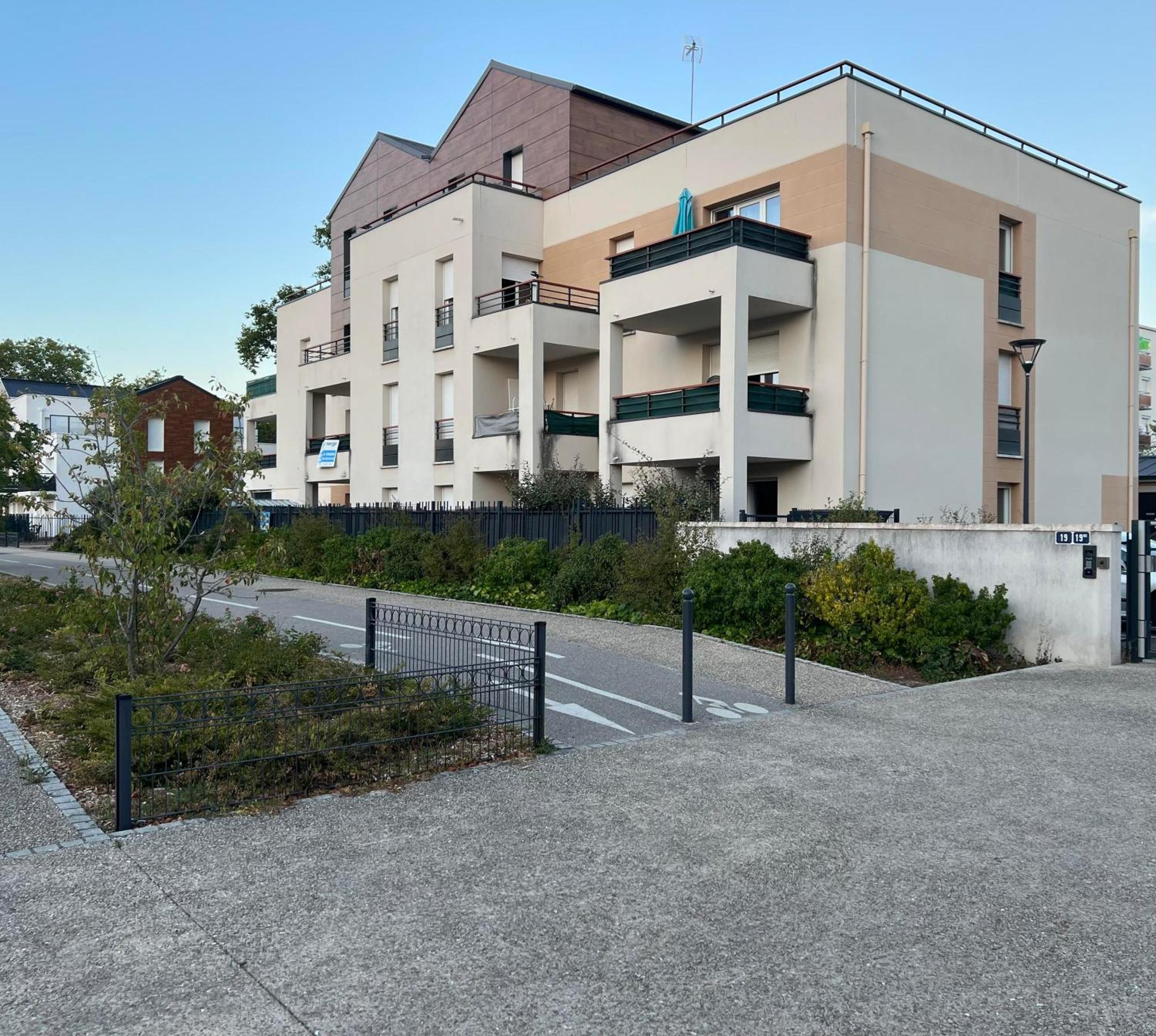 Appartement Rez De Chaussee Avec Parking Prive オルレアン エクステリア 写真